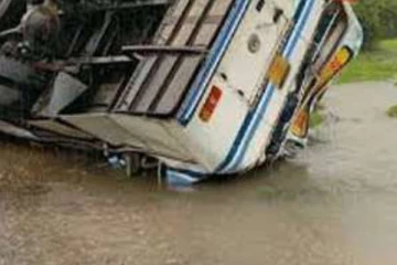 කතරගම යමින් තිබූ බස් රථයක් අතරමඟදී අනතුරට..17ක් රෝහලට යවයි.