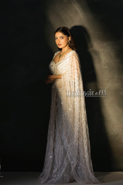 இளசுகளை கட்டிப்போடும் லுக்கில் வாணி போஜன்- சொத்து மதிப்பு எவ்வளவு தெரியுமா? | Vani Bhojan Net Worth Details
