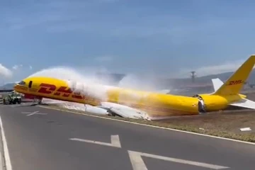 தரையிறங்கியபோது இரண்டாக பிளந்த மிகப்பெரிய  விமானம்;  பரபரப்பை ஏற்படுத்திய காணொளி