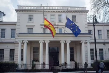 பிரித்தானிய மக்களை மீண்டும் மீண்டும் அவமதித்த ஸ்பானிஷ் ஊழியர்கள்: வழக்கு தொடர்ந்த நபர்