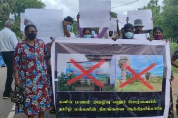 நில அபகரிப்புக்கு எதிராக முல்லைத்தீவில் போராட்டம் (படங்கள்)