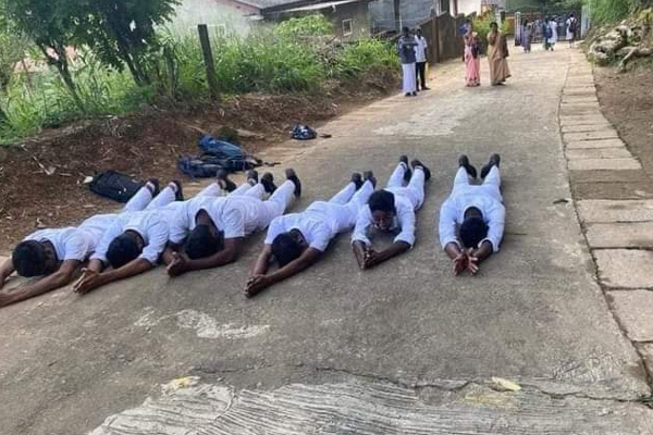 பாடசாலையை வணங்கி பிரியாவிடை செய்த மாணவர்கள் | Resilient Action Of Advanced Level Students