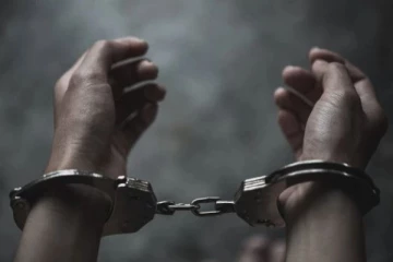 නිවසක් තුළ නිධන් හෑරු පිරිසකට සිදු වූ දේ..