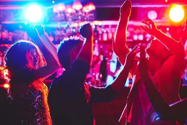 நாட்டில் ஏற்பட்டுள்ள பேரனர்த்தம் - கொழும்பில் உல்லாச விருந்தில் இளைஞர், யுவதிகள் | 34 Youngers Arrest In Colombo For Facebook Party