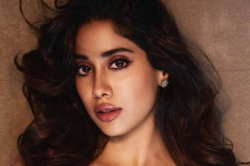 Push 2 ஸ்டார்ட்!! கிளாமர் லுக்கில் தேவரா நாயகி ஜான்வி கபூரின் புகைப்படங்கள்..