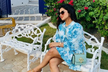 நடிகை சித்தி இத்னானி ஷார்ட் உடையில் கிளாமர் போஸ்