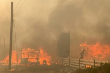 காட்டுத்தீயில் முற்றிலும் எரிந்து சாம்பலான கனடா நகரம்... ஒட்டுமொத்த மக்களும் வெளியேற்றம்!