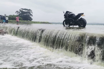 வவுனியாவில் வான்பாயும் 93 குளங்கள்; மக்கள் குதூகலம்