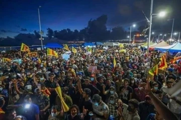 අරගල භූමියේ හීන්සීරුවට ගහගෙන ගිය ගේමක් මාට්ටු වෙයි.(VIDEO)