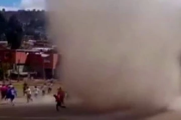 பொலிவியா நாட்டின் கால்பந்து மைதானத்தில் திடீரென உருவான மணல் புயல் !