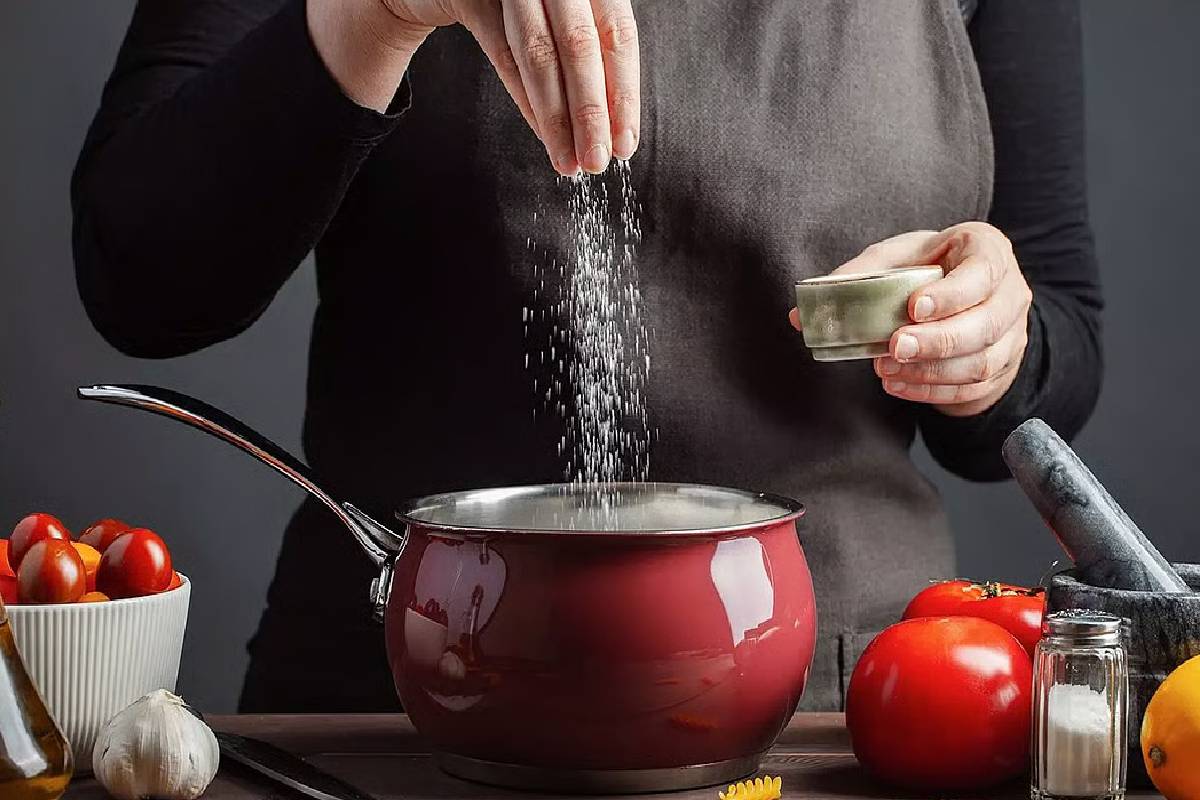 அதிக உப்பு உட்கொள்வதால் உடலுக்கு ஏற்படும் ஆபத்துகள் | Dangers Of Consuming Too Much Salt To The Body அதிக உப்பு உட்கொள்வதால் உடலுக்கு ஏற்படும் ஆபத்துகள் | Dangers Of Consuming Too Much Salt To The Body