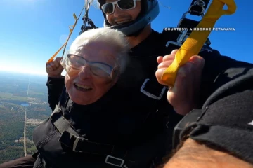 75வது பிறந்தநாளை வித்தியாசமாக கொண்டாடிய கனேடிய மூதாட்டி