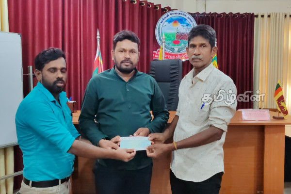 வவுனியாவில் சனசமூக நிலையங்களிற்கு காசோலை வழங்கி வைப்பு | Cheque Deposit To Community Centers In Vavuniya வவுனியாவில் சனசமூக நிலையங்களிற்கு காசோலை வழங்கி வைப்பு | Cheque Deposit To Community Centers In Vavuniya