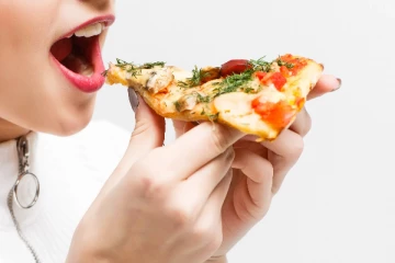 பீட்சாவை மட்டும் சாப்பிட்டு உடல் எடையை குறைத்த நபர்!