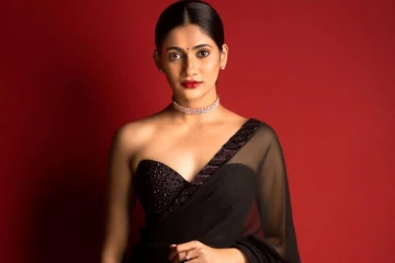 லாஸ்லியா சேலையில் தாறுமாறு கிளாமர் போஸ்