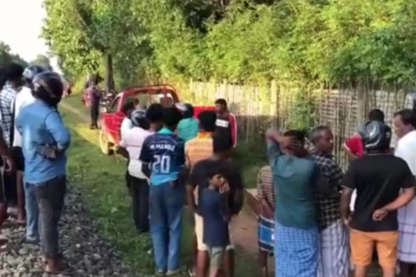 யாழில் இருந்து சென்ற தொடருந்துடன் மோதுண்ட வாகனம்! நூலிழையில் உயிர் தப்பிய பெண் | Jaffna To Colombo Train Hits Women