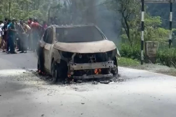 ஓடிக் கொண்டிருந்த கார் திடீரென தீப்பிடித்து எரிந்தது