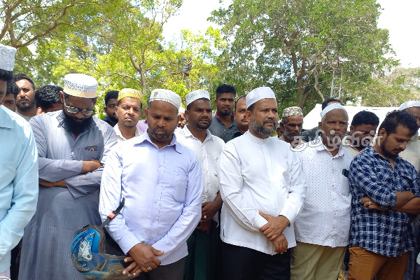 வவுனியாவில் உயிரிழந்த மாணவர்கள்: பெருந்திரளான மக்களின் கண்ணீருக்கு மத்தியில் அடக்கம் (Photos) | Students Drowned In Vavuniya