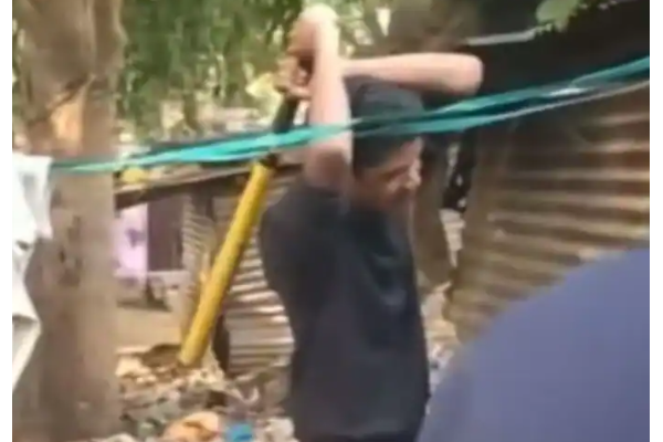 கொடூர செயல்: கருவுற்ற நாயை அடித்துக்கொன்ற கல்லூரி மாணவர்கள்! | 4 Delhi Men Beating Pregnant Dog To Death