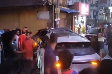 சாரதி கட்டுப்பாட்டை இழந்ததில் ஒரே நேரத்தில் பல வாகனங்கள் மோதல் ; 10 பேர் காயம்