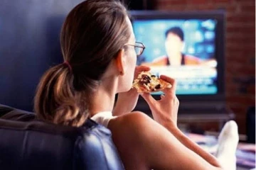 டிவி பார்த்துக் கொண்டு சாப்பிட்டால் ஆபத்தா? இதில் இவளோ பிரச்சினை இருக்கா?