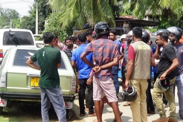 மட்டக்களப்பில் மோட்டார் சைக்கிளில் கார் மோதி விபத்து: ஒருவர் படுகாயம்(Photos)