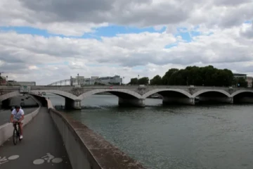 எரியும் குப்பைத்தொட்டிக்குள் கண்டெடுக்கப்பட்ட உடல்: சிறிது நேரத்தில் சரணடைந்த நபரால் தெரியவந்த உண்மை