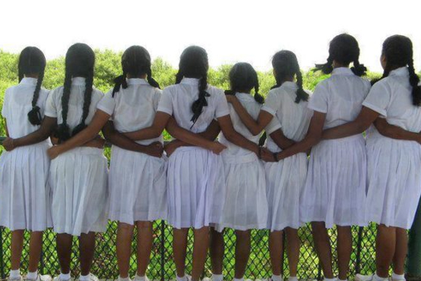 இலங்கையில் நெகிழ்ச்சி செயல் - மாணவிக்காக ஒன்றுகூடிய மக்கள் - சினிமா பாணியில் நடந்த சம்பவம் | 2 Trains Stopped To Help Exam Student