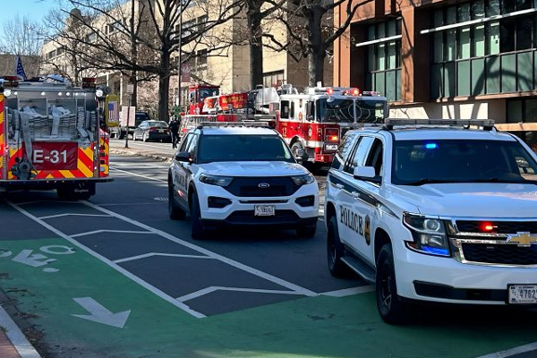 அமெரிக்காவில் பரபரப்பு; விமானப் படைவீரர் தீக்குளிப்பு! | Embassy Airmen Set On Fire Washington