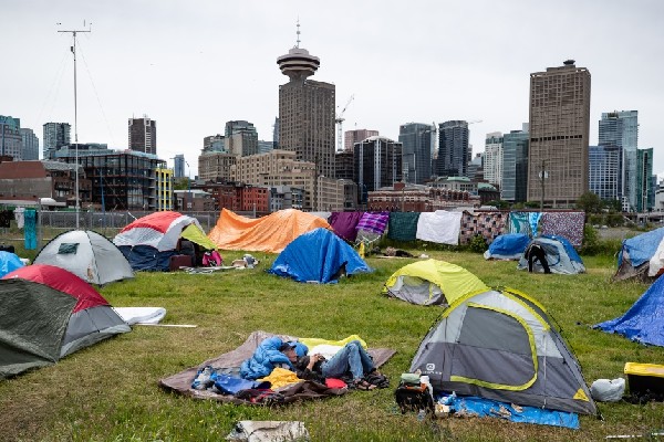 கனடாவில் வீடற்றவர்களின் தற்போதைய நிலை | Canada 60 Increase In Homeless Support Workers