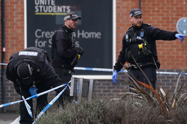 இங்கிலாந்தில் பரபரப்பு; பல்கலைக்கழக வளாகத்திற்கு அருகே மாணவர் குத்திக்கொலை | Student Stabbed Near University Campus England