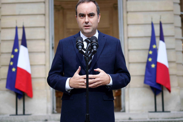 பதவியேற்ற ஒரு மாதத்தில் ராஜினாமா செய்த பிரான்ஸ் பிரதமர் | French Prime Minister Resigns Within A Month