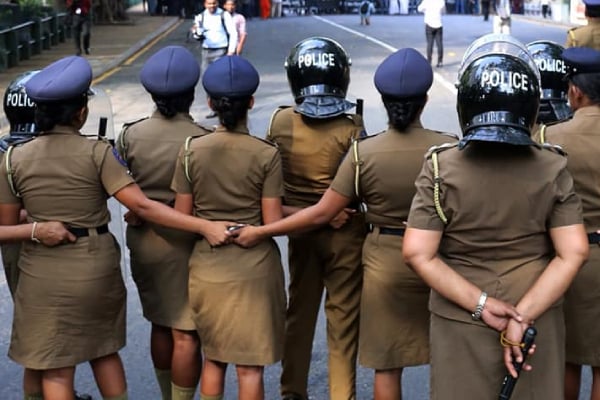 பெண் பொலிஸ் அதிகாரியுடன் சிக்கிய உதவி பொலிஸ் அத்தியகட்சகர் | Police Officer Arrested With Female Police Officer