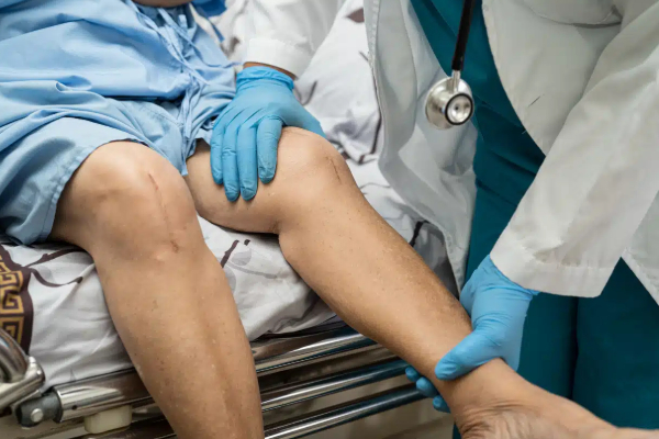 கண்டி வைத்தியசாலையில் விசேட முழங்கால் சத்திர சிகிச்சை; 2 மணி நேரத்திற்குப் பிறகு நடக்க முடியும் | Knee Surgery At Kandy Hospital Thailand Help