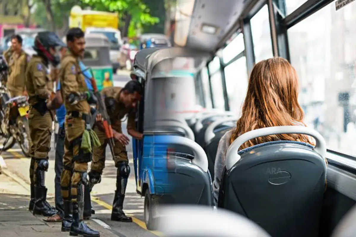 பேருந்தில் தனியாக பயணிப்பவர்களுக்கு மயக்க மருந்து கொடுக்கும் கும்பல் - பொலிஸார் எச்சரிக்கை! | Robbery By Drugging In Jaffna பேருந்தில் தனியாக பயணிப்பவர்களுக்கு மயக்க மருந்து கொடுக்கும் கும்பல் - பொலிஸார் எச்சரிக்கை! | Robbery By Drugging In Jaffna