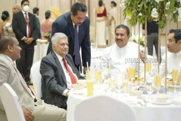 மீண்டும் சூடுபிடிக்கும் கொழும்பு அரசியல் களம்... திடீரென சந்தித்த ரணில் - மஹிந்த! | Mahinda Met Ranil Colombo Politics Budget