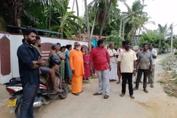 பலாலியில் சட்டவிரோதமாக அமைக்கப்பட்ட பாலத்தினை அகற்றக் கோரி மக்கள் போராட்டம் (Photo)