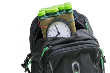 காவல் நிலையத்துக்குள் பயங்கர வெடிகுண்டுடன் நுழைந்த இளைஞன்; பின்பு நடந்த எதிர்பாராத சம்பவம்!