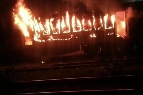 தீ பற்றி எரிந்த ரயில் பெட்டிகள்; விபத்தா - சதியா? உச்சகட்ட பதற்றம் | Fire In The Train Again In Kerala தீ பற்றி எரிந்த ரயில் பெட்டிகள்; விபத்தா - சதியா? உச்சகட்ட பதற்றம் | Fire In The Train Again In Kerala