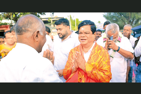 யாழில் வாகனத்தைவிட்டு இறங்காத  அமைச்சர்;  ஏமாற்றத்துடன் திரும்பிய அதிகாரிகள்! | Minister Who Did Not Get Off The Vehicle In Jaffna