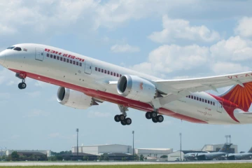 லண்டனில் இருந்து இந்தியாவுக்கு வந்து கொண்டிருந்த பயணிகள் விமானம்! நடுவானில் ஏற்பட்ட எரிபொருள் கசிவு