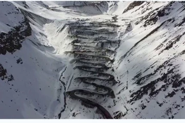 கடும் பனிப்பொழிவால் மூடப்பட்ட சாலை மீண்டும் திறப்பு