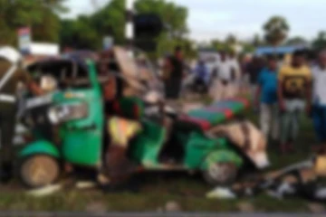 ගේට්ටුවත් කඩාගෙන ගොස් දුම්රියේ ගැටී සිදු වූ බිහිසුණු අනතුර