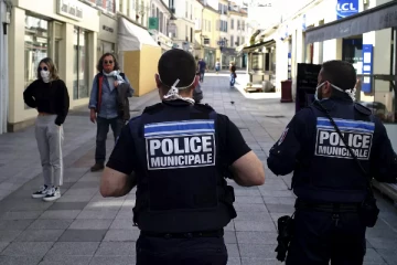 பிரான்சில் சிறப்பு காவலர் மீது தகாத முறை குற்றசாட்டு!