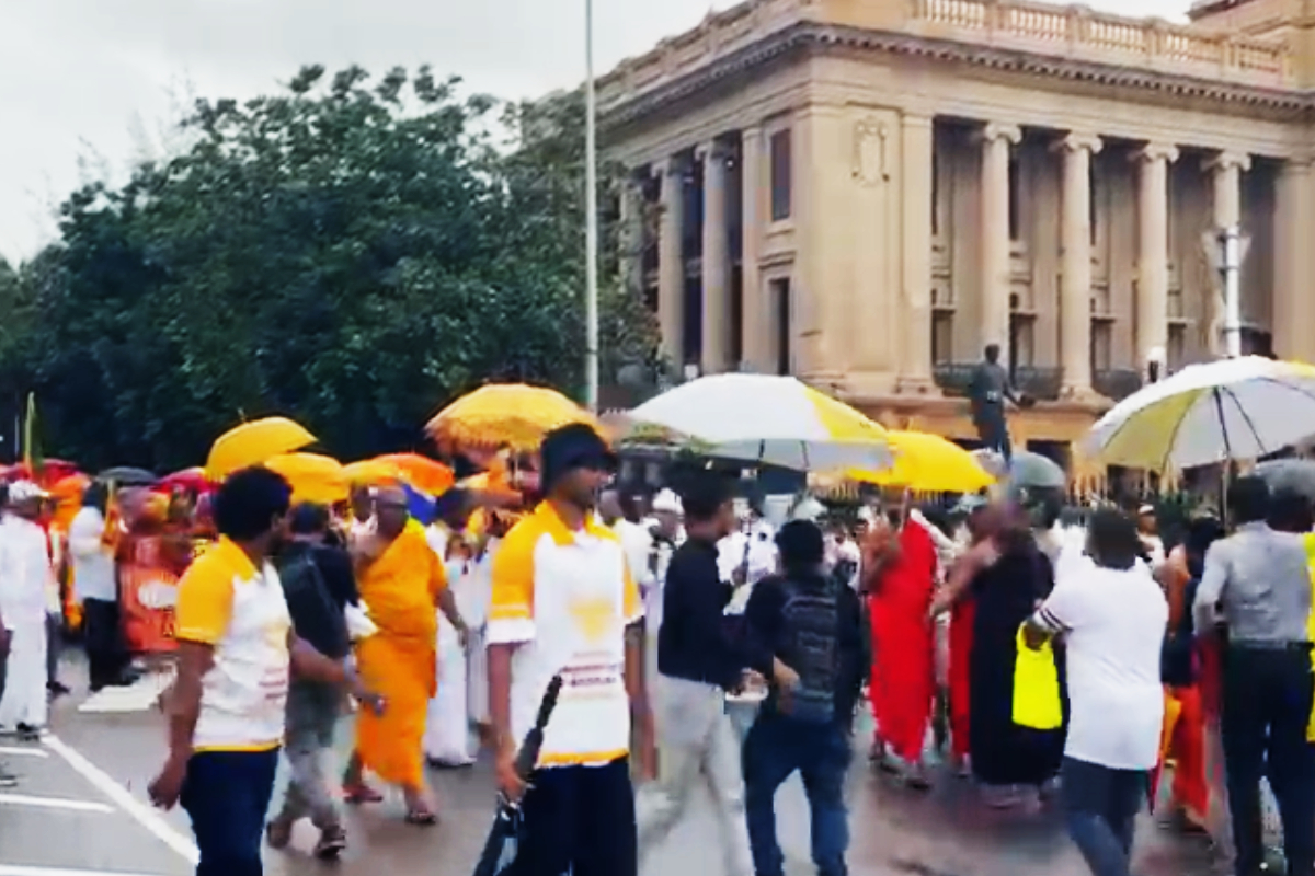 ஞானசார தேரருக்காக காலி வீதியை மறைத்து சம்மணமிட்டு அமர்ந்த தேரர்கள்! அநுராவை சந்திக்க கோரிக்கை | Rally Support Gnanasara That Took A Different Turn ஞானசார தேரருக்காக காலி வீதியை மறைத்து சம்மணமிட்டு அமர்ந்த தேரர்கள்! அநுராவை சந்திக்க கோரிக்கை | Rally Support Gnanasara That Took A Different Turn