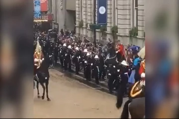 கட்டுப்பாட்டை இழந்து திமிறிய குதிரை.. முடிசூட்டு விழாவில் நடந்த அசம்பாவிதம்: வைரலாகும் வீடியோ