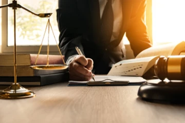 வழக்கு பதிவேட்டின் பக்கங்களைக் கிழித்த சட்டத்தரணிக்கு நேர்ந்த கதி