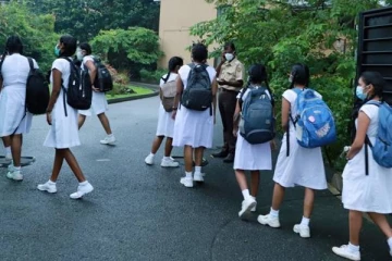 பாடசாலை மாணவிக்கு போதை மருத்துகொடுத்து வல்லுறவு; மாணவர்கள் இருவர் கைது!