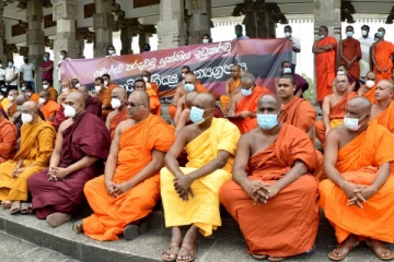 கொழும்பில் ஒன்றுகுவிந்த பௌத்த தேரர்கள் - அடி பணிய வைக்கமுடியாது! கடும் சீற்றத்தில் தேரர்!! பிரதான செய்திகளின் தொகுப்பு