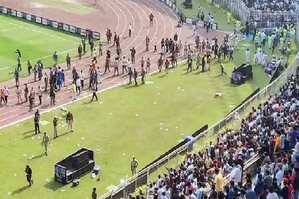 லியோனல் மெஸ்ஸியை பார்க்க முடியாததால் ஆத்திரமடைந்த ரசிகர்கள் | Fans Furious Over Not Being Able To See Messi லியோனல் மெஸ்ஸியை பார்க்க முடியாததால் ஆத்திரமடைந்த ரசிகர்கள் | Fans Furious Over Not Being Able To See Messi